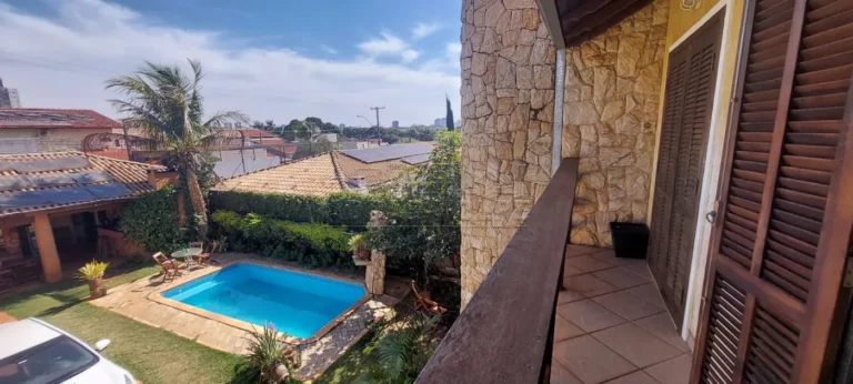 Sobrado com 4 dormitórios no Jardim Colonial